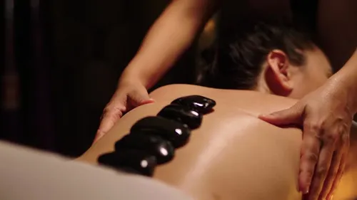 Massage aux pierres chaudes